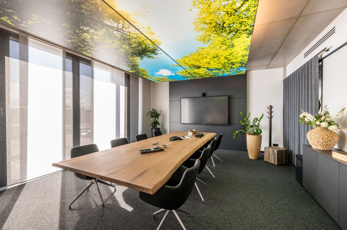 Blick in einen Besprechungsraum von PlanET am neuen Firmensitz. Konzept, Entwurf und Planung: HOFF und Partner.